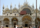 Venedig012  Markuskyrkan är Venedigs katedral, säte för den romersk-katolske patriarken av Venedig, och känd för sin bysantinska stil. På grund av mängden guld som kyrkan utsmyckats med kallas den även Chiesa d'Oro (Guldkyrkan). : Semester 2006, Venedig