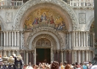 Venedig013  Marcuskyrkan är Venedigs katedral, säte för den romersk-katolske patriarken av Venedig, och känd för sin bysantinska stil. På grund av mängden guld som kyrkan utsmyckats med kallas den även Chiesa d'Oro (Guldkyrkan). : Semester 2006, Venedig
