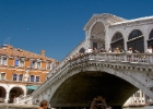 Venedig018  Rialtobron, är den äldsta av fyra broar över Canal Grande i Venedig i Italien : Semester 2006, Venedig