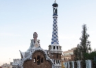Parc Güell  Parc Güell är en park i Barcelona (Katalonien, Spanien), ritad och konstruerad av Antoni Gaudí tillsammans med hans assistent Josep Maria Jujol under åren 1900-1914.   Den var från början inte avsedd att bli en park utan var ett byggprojekt för ett bostadsområde med exklusiva tomter. Parken är väldigt stor och saknar motstycke med sina naturliga former, spiralformade torn, trappor och jättelika ödlor. Dessutom är mycket i parken fyllt med mosaik; Gaudí anställde ett stort arbetslag som fick till uppgift att slå sönder kakelplattor, tallrikar och glas för att sedan sätta samman dem igen. Detta förlöjligades av den samtida pressen, och en av stadens mest kända krönikörer beskrev sitt besök vid arbetsplatsen: "Jag ser 30 personer i full fart med att slå sönder kakelpattor samtidigt som jag ser 30 andra i full färd med att sätt samman dem igen, ta mig djävulen om jag förstår."   Det finns en jättelik terrass mitt i parken med en lång mosaikbekädd bänk vilken bland annat fungerat som inspirationskälla för Miró. Parken är relativt högt belägen och ger en bra överblick av staden. Antoni Gaudís bostad där han levde mellan 1905 och 1926 finns även i parken. Eusebi Güell som startade projektet överlät området till staden efter att ha misslyckats med att sälja de tomter han erbjöd. : Barcelona, Parc Güell