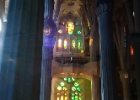 La Sagrada Familia  en sagolika katedralen La Sagrada Familia är för många själva symbolen av Barcelona, och anledningen till att arkitekten Antoni Gaudí blev känd över hela världen. De 18 tornen på taket representerar de 12 apostlarna, de fyra evangelisterna, jungfru Maria och Jesus.   Spekulationer säger att hela katedralen skulle kunna stå färdig till år 2026  Kyrkan var redan påbörjad 1883 när Gaudí tog över projektet från arkitekten Franscesc P. Villar. Gaudí insåg snart att detta skulle bli hans livsverk, och att han inte skulle hinna leva länge nog för att se det bli färdigt. Efter 1910 åtog han sig inga andra projekt utan jobbade på katedralen fram till sin död 1926.   Arbetet med att färdigställa La Sagrada Familia fortgår i dag under ledning av en son till Gaudís assistenter. Spekulationer säger att hela katedralen skulle kunna stå färdig till år 2026, alltså exakt 100 år efter Gaudís död.   Det finns oerhört mycket att utforska i katedralen, så för att hinna med allt är ett morgonbesök att rekommendera. Besökarna kan till exempel gå ner i kryptan, en av de få delarna av la Sagrada Familia som är färdigbyggd. Här finns modeller över kyrkan, och här är också Gaudí begravd. Du kan även åka hiss upp i ett torn, eller gå de 400 trappstegen, för att avnjuta en hisnande utsikt. : Barcelona, La Sagrada Familia