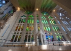 La Sagrada Familia  en sagolika katedralen La Sagrada Familia är för många själva symbolen av Barcelona, och anledningen till att arkitekten Antoni Gaudí blev känd över hela världen. De 18 tornen på taket representerar de 12 apostlarna, de fyra evangelisterna, jungfru Maria och Jesus.    Spekulationer säger att hela katedralen skulle kunna stå färdig till år 2026   Kyrkan var redan påbörjad 1883 när Gaudí tog över projektet från arkitekten Franscesc P. Villar. Gaudí insåg snart att detta skulle bli hans livsverk, och att han inte skulle hinna leva länge nog för att se det bli färdigt. Efter 1910 åtog han sig inga andra projekt utan jobbade på katedralen fram till sin död 1926.   Arbetet med att färdigställa La Sagrada Familia fortgår i dag under ledning av en son till Gaudís assistenter. Spekulationer säger att hela katedralen skulle kunna stå färdig till år 2026, alltså exakt 100 år efter Gaudís död.   Det finns oerhört mycket att utforska i katedralen, så för att hinna med allt är ett morgonbesök att rekommendera. Besökarna kan till exempel gå ner i kryptan, en av de få delarna av la Sagrada Familia som är färdigbyggd. Här finns modeller över kyrkan, och här är också Gaudí begravd. Du kan även åka hiss upp i ett torn, eller gå de 400 trappstegen, för att avnjuta en hisnande utsikt. : Barcelona, La Sagrada Familia