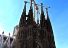 La Sagrada Familia  en sagolika katedralen La Sagrada Familia är för många själva symbolen av Barcelona, och anledningen till att arkitekten Antoni Gaudí blev känd över hela världen. De 18 tornen på taket representerar de 12 apostlarna, de fyra evangelisterna, jungfru Maria och Jesus.   Spekulationer säger att hela katedralen skulle kunna stå färdig till år 2026  Kyrkan var redan påbörjad 1883 när Gaudí tog över projektet från arkitekten Franscesc P. Villar. Gaudí insåg snart att detta skulle bli hans livsverk, och att han inte skulle hinna leva länge nog för att se det bli färdigt. Efter 1910 åtog han sig inga andra projekt utan jobbade på katedralen fram till sin död 1926.   Arbetet med att färdigställa La Sagrada Familia fortgår i dag under ledning av en son till Gaudís assistenter. Spekulationer säger att hela katedralen skulle kunna stå färdig till år 2026, alltså exakt 100 år efter Gaudís död.   Det finns oerhört mycket att utforska i katedralen, så för att hinna med allt är ett morgonbesök att rekommendera. Besökarna kan till exempel gå ner i kryptan, en av de få delarna av la Sagrada Familia som är färdigbyggd. Här finns modeller över kyrkan, och här är också Gaudí begravd. Du kan även åka hiss upp i ett torn, eller gå de 400 trappstegen, för att avnjuta en hisnande utsikt. : Barcelona, La Sagrada Familia