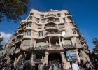la pedrera  När Barcelonas berömde arkitekt Antoni Gaudí gjort färdigt det världsarvsklassade huset Casa Batlló blev herr Batlló så nöjd med sitt hus att han rekommenderade Gaudí till herr Milá. Han gav Gaudí uppdraget att bygga ett hus åt honom, och resultatet blev Casa Milà, eller La Pedrera som huset också kallas.  Inuti finns den fasta utställningen Espai Gaudí som skildrar Gaudís verk Casa Milà ser nästan ut att bukta och bölja med sin åtta våningar höga huskropp, och även denna nyskapande arkitektur har klassats som världsarv. Huset byggdes 1906 till 1910, och blev det sista uppdraget som Antoni Gaudí åtog sig innan han bestämde sig för att ägna resten av sin karriär åt La Sagrada Familia. : Barcelona, la pedrera