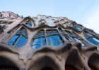 Casa Batlló  Det sex våningar höga huset Casa Batlló är inte bara ett i raden av den berömde arkitekten Antoni Gaudís verk. Huset anses av vissa vara Gaudís mästerverk, och klassades till och med som världsarv år 2005. Byggnaden är verkligen något utöver det vanliga. Det står ofta små folksamlingar på gatan och kollar upp för den välmejslade, prickiga fasaden, oavsett tid på dygnet. : Barcelona, Casa Batlló