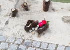 MG 1660  Shoes on the Danube. minnes monumet av nazisternas förbrytelser i staden. Här sköt ungerska  pilkorsarna (ungerska naziterna), för att spara på ammunition band man i hop folk 3 och 3 skönt den i mitten sedan åkte dom ner i floden Donau